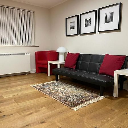 Morden Flat Close To Dlr Station With Free Parking London Eksteriør bilde