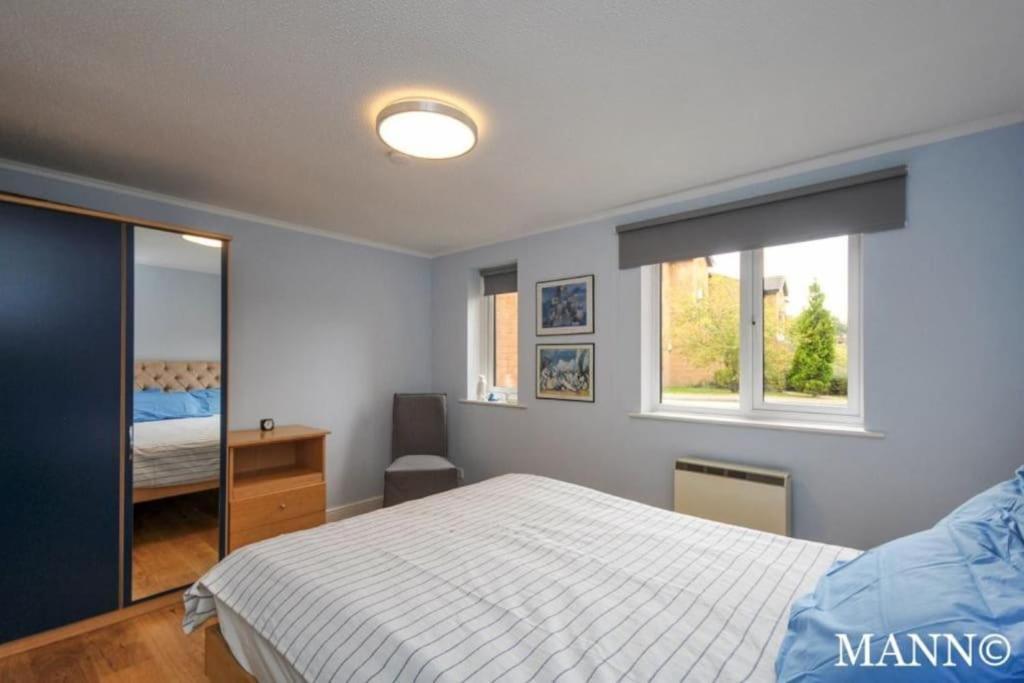 Morden Flat Close To Dlr Station With Free Parking London Eksteriør bilde