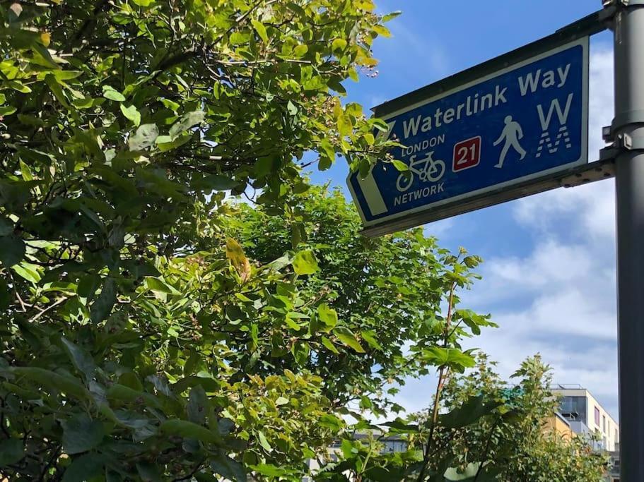 Morden Flat Close To Dlr Station With Free Parking London Eksteriør bilde