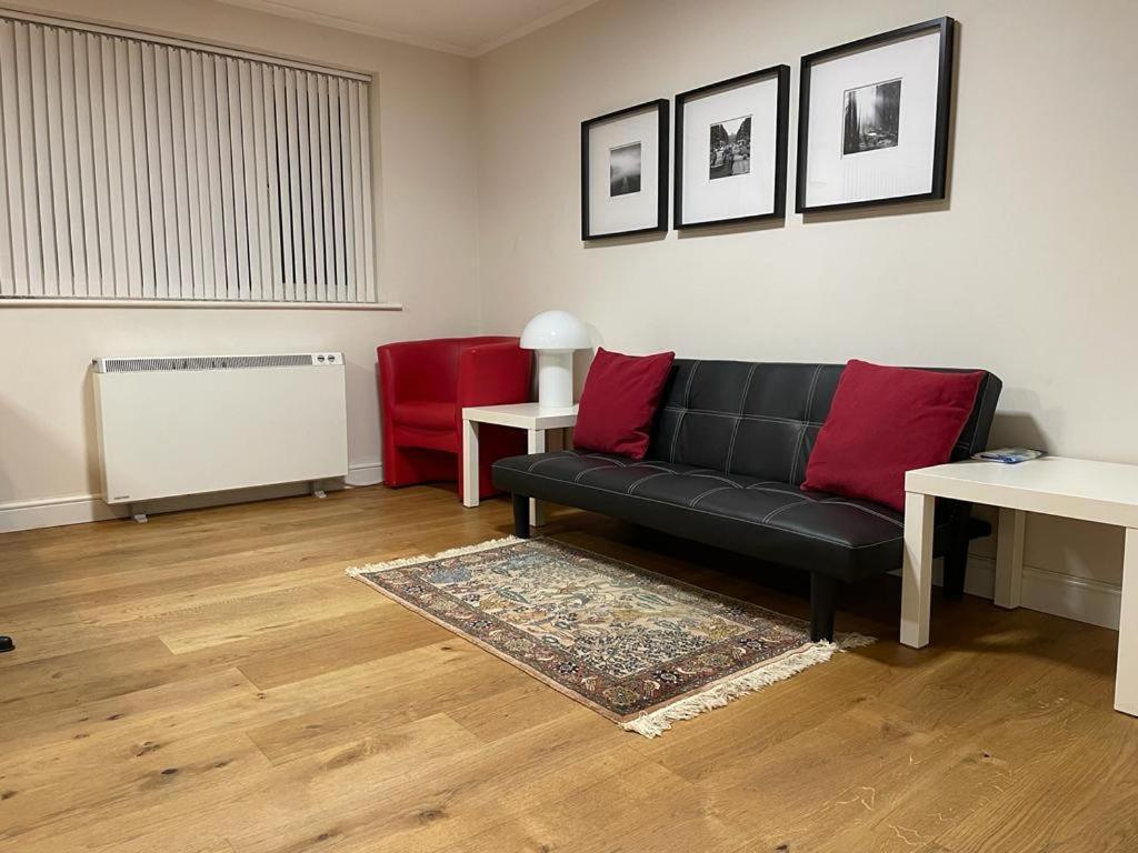 Morden Flat Close To Dlr Station With Free Parking London Eksteriør bilde