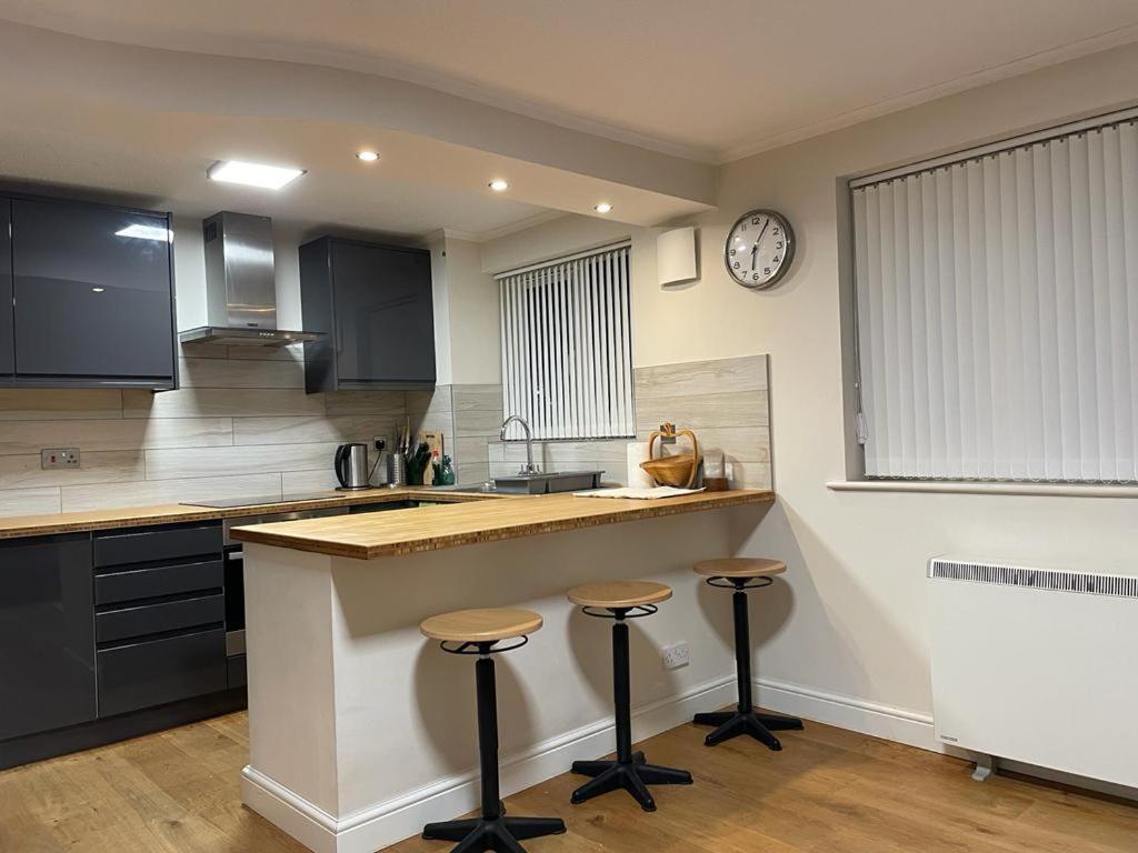Morden Flat Close To Dlr Station With Free Parking London Eksteriør bilde