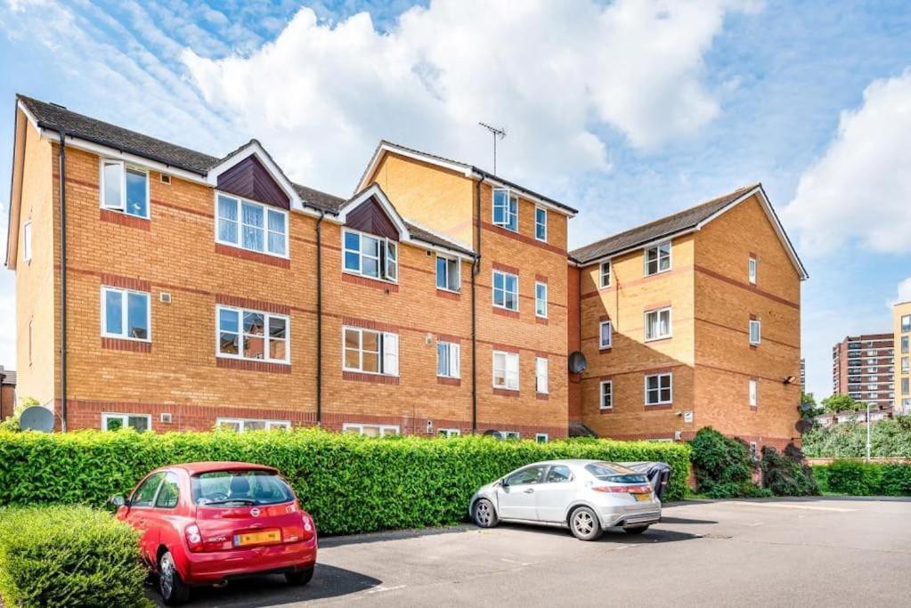 Morden Flat Close To Dlr Station With Free Parking London Eksteriør bilde